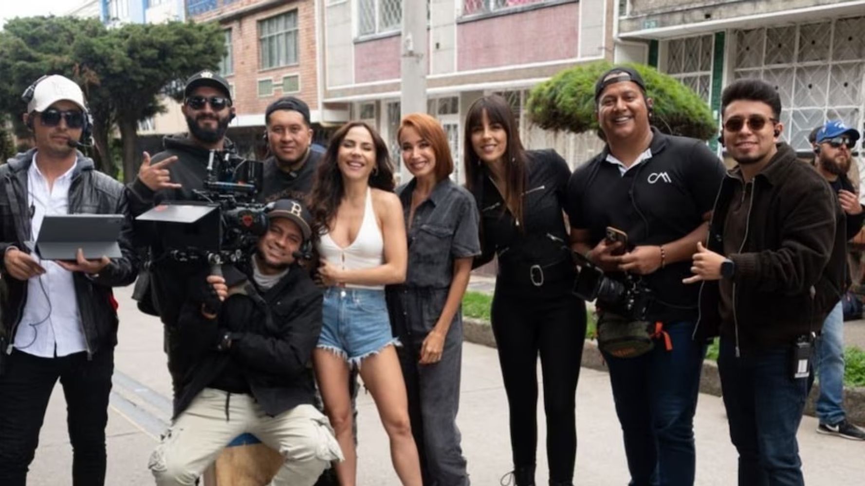 Parte del equipo de producción de la serie Sin senos sí hay paraíso.