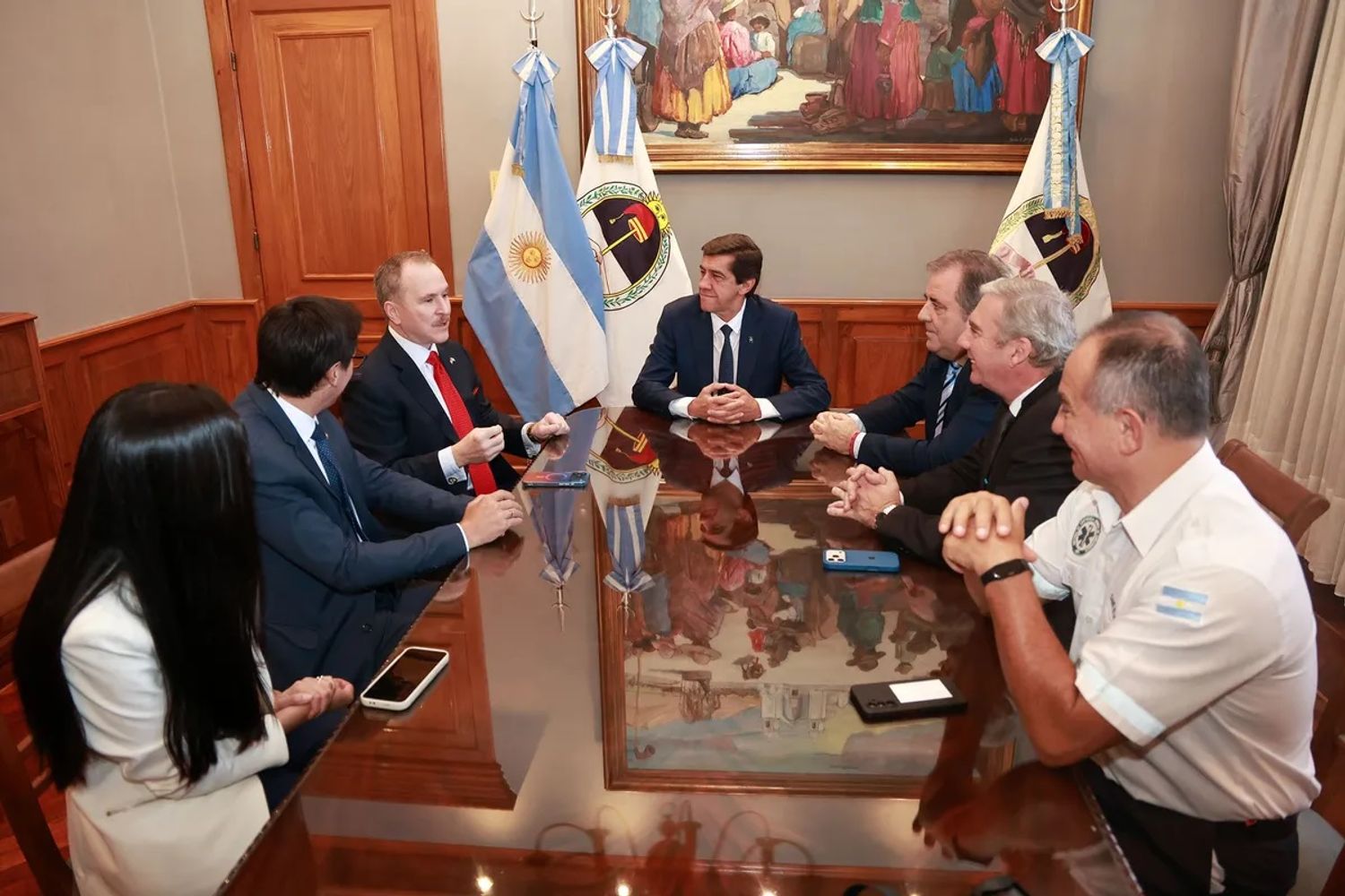 El gobernador de Jujuy, Carlos Sadir, recibió en la Casa de Gobierno al embajador de los Estados Unidos en la República Argentina, Peter Lamelas, quien se encuentra recorriendo el norte del país como parte de su agenda institucional.