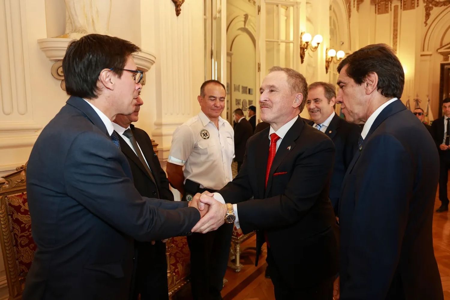 El ministro de Hacienda y Finanzas, Federico Cardozo, saluda al embajador Lamelas a su arribo a la Casa de Gobierno.