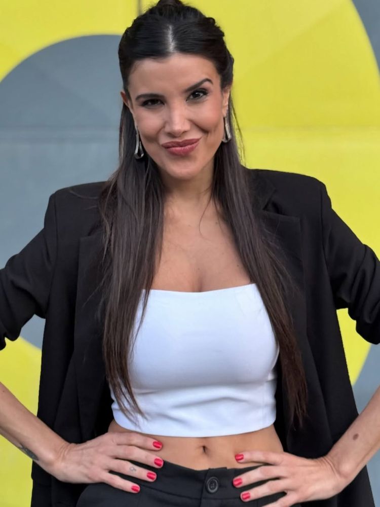 Andrea Rincón se sumó a la tendencia del saco sastrero y dio cátedra de estilo con un look blanco y negro