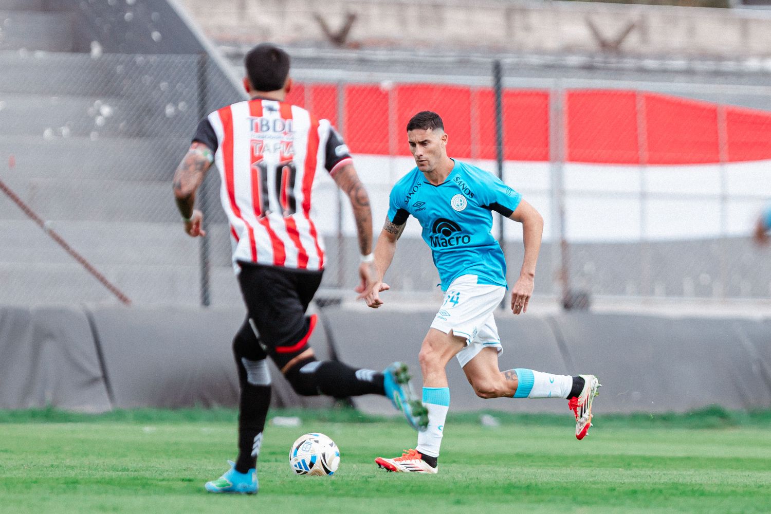 Belgrano empató con Barracas como visitante, y terminó con uno menos por la expulsión de Leonardo Morales (foto).