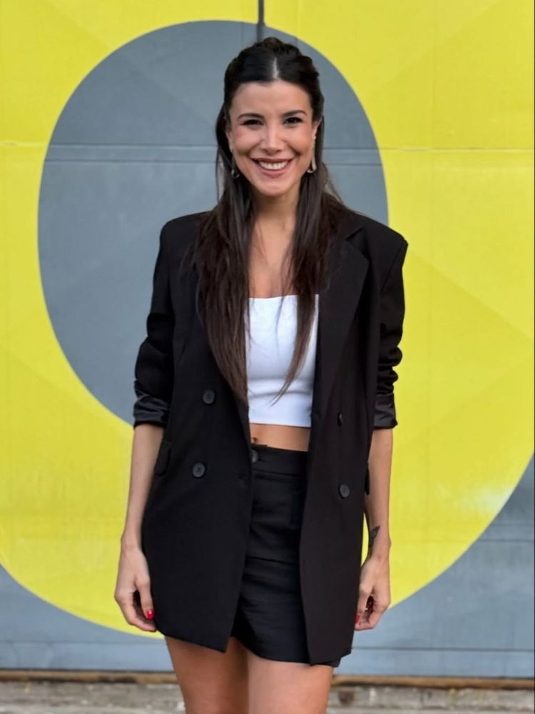 Andrea Rincón apostó por un look clásico y dio cátedra de estilo con un saco y short sastrero