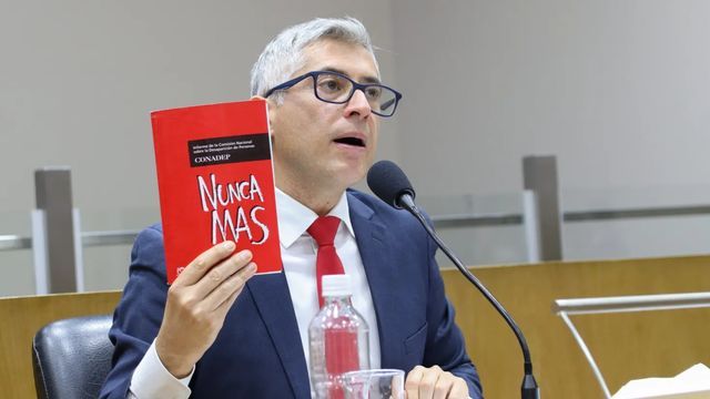 El Concejo capitalino resolvió instalar una placa conmemorativa y reafirmó su compromiso con la democracia y los derechos humanos.