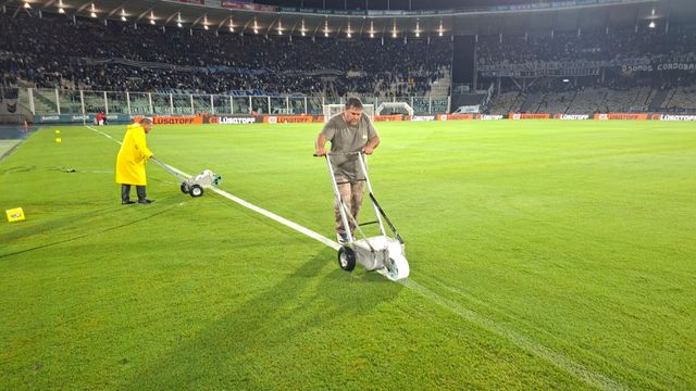 La tormenta obligó a un exhaustivo trabajo en el césped por parte de Mauricio y su equipo.