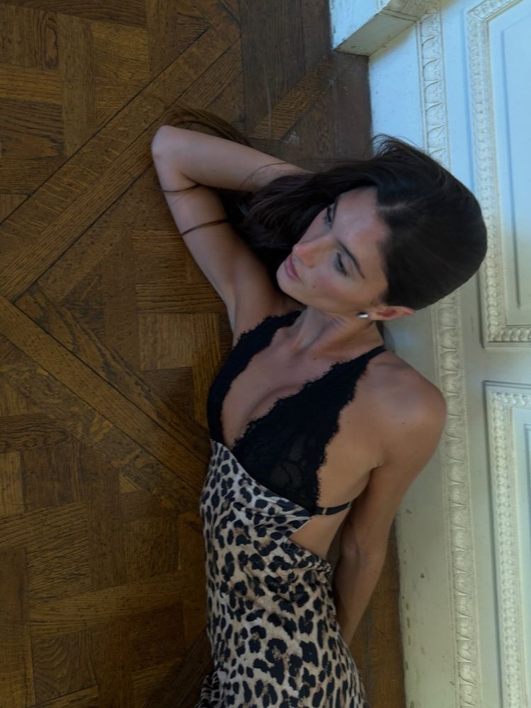 Lola Latorre se la jugó con el estampado animal print y modeló con un vestido lencero de alto impacto