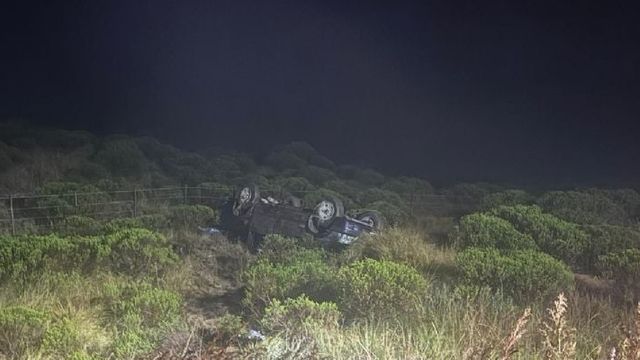 La camioneta Chevrolet S10, tras caer por el barranco a la vera de la Ruta 28 durante la noche del domingo.