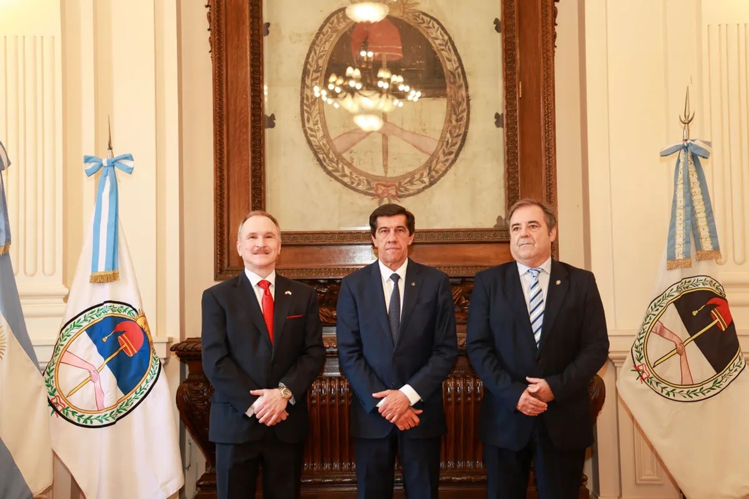 El embajador Peter Lamelas fue recibido por el gobernador Sadir y el vicegobernador Bernis en el Salón de la Bandera de la Casa de Gobierno.
