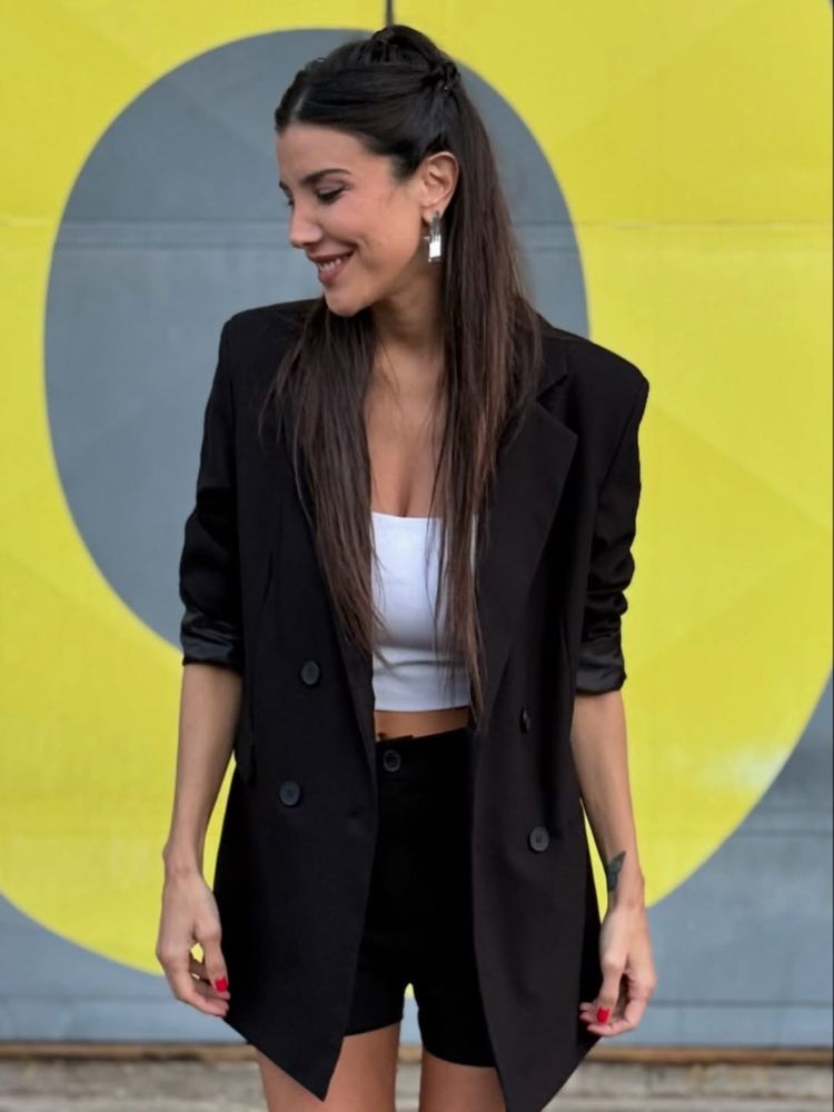 Andrea Rincón se sumó a la tendencia del saco sastrero y dio cátedra de estilo con un look blanco y negro