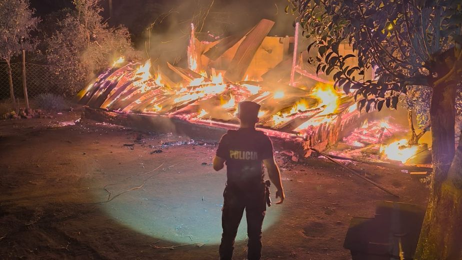Murió una mujer tras el incendio total de su vivienda en Dos de Mayo