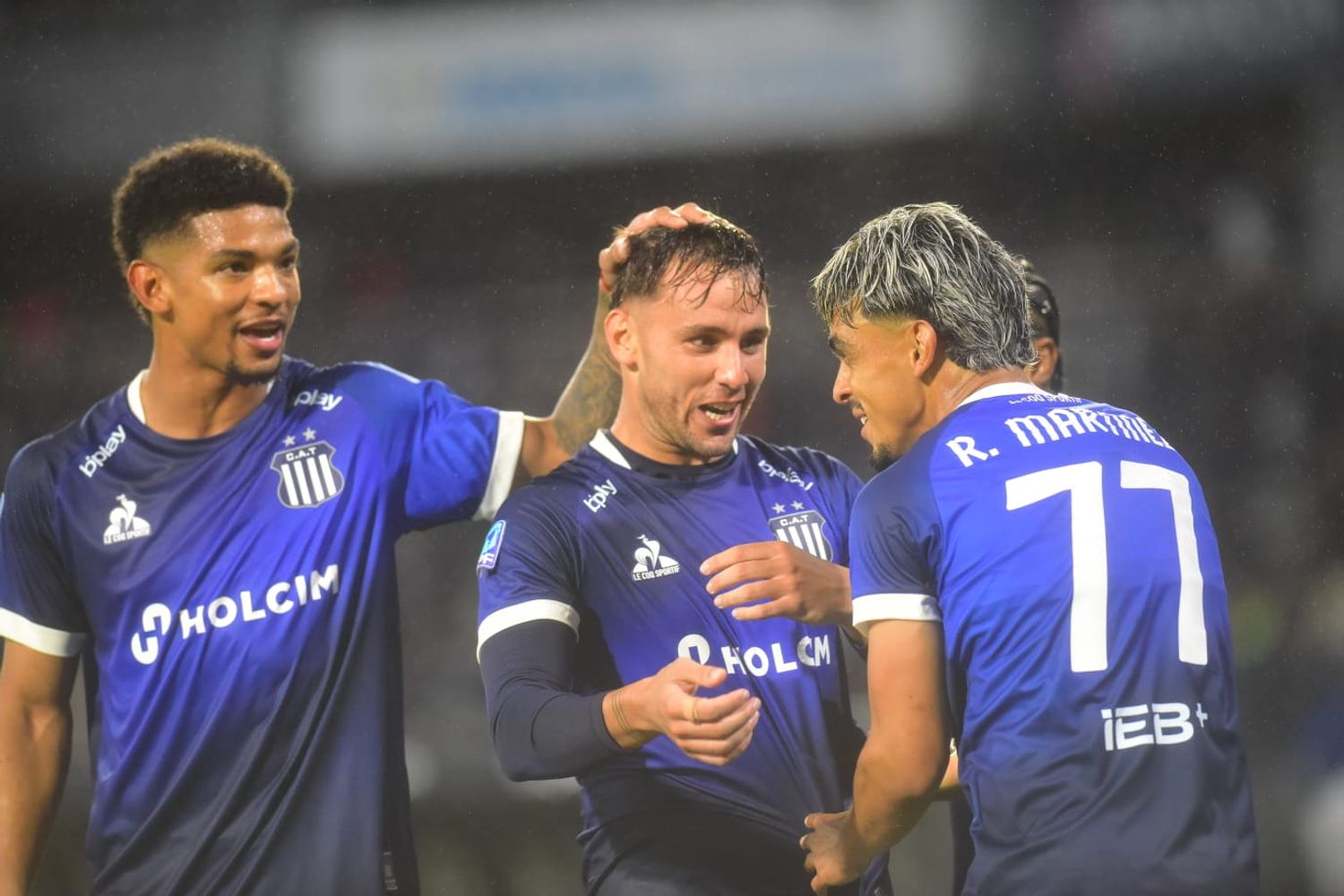 Augusto Schott, el defensor goleador de Talleres, y Ronaldo Martínez, quien volvió a "mojar".