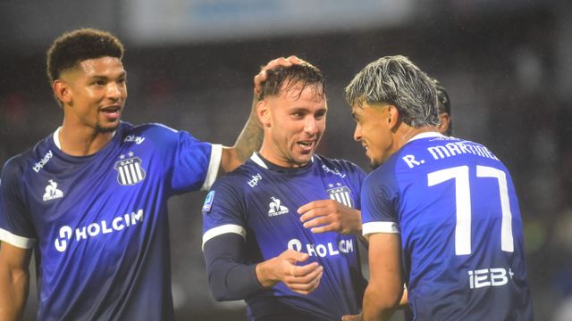 Augusto Schott, el defensor goleador de Talleres, y Ronaldo Martínez, quien volvió a "mojar".