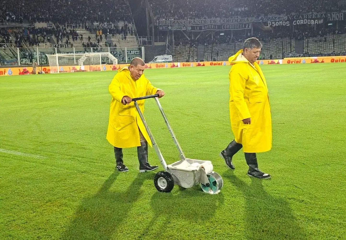 La tormenta obligó a un exhaustivo trabajo en el césped por parte de Mauricio y su equipo.