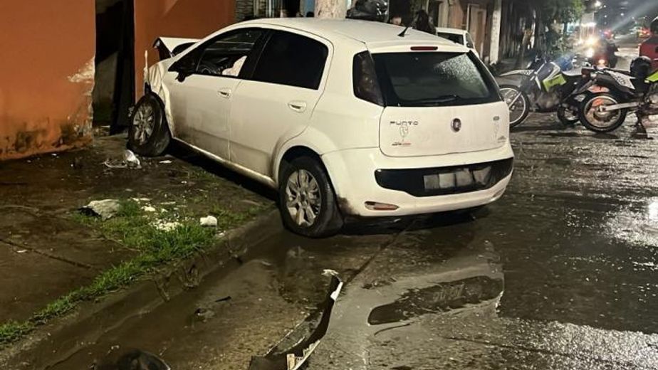 Un automovilista embistió a dos motos, dejó cuatro heridos e intentó huir