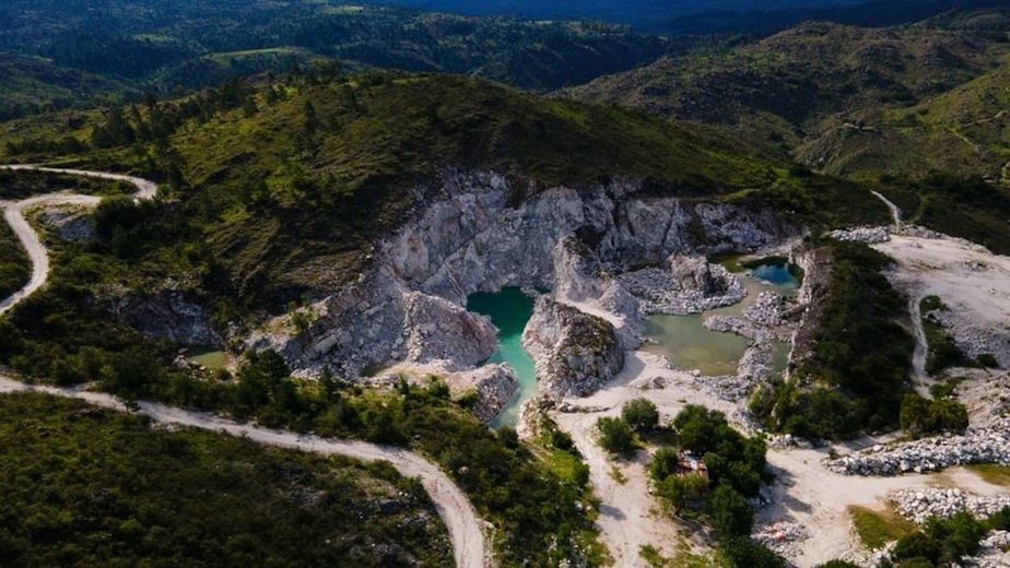 Laguna Neyem, el oasis escondido que se destaca entre las Sierras de Córdoba
