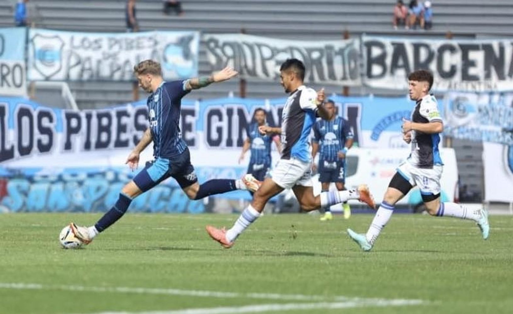 El "Polaco" Cristian Menéndez, en acción. El atacante de Gimnasia de Jujuy asegura que "cuando al equipo le dan espacios, puede hacer esto, llegar hasta el área" y generar jugadas de gol.
