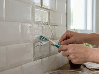 Cómo limpiar las juntas de los azulejos del baño: el truco casero que las deja impecables