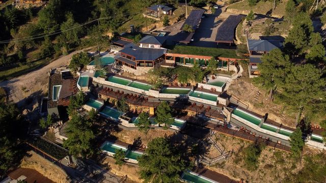 Un complejo ofrece más de 20 piletas con "aguas termales".