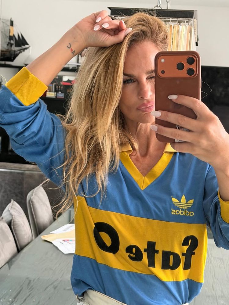 Sabrina Rojas eligió un estilo vintage inspirado en el club de sus amores y sorprendió Instagram