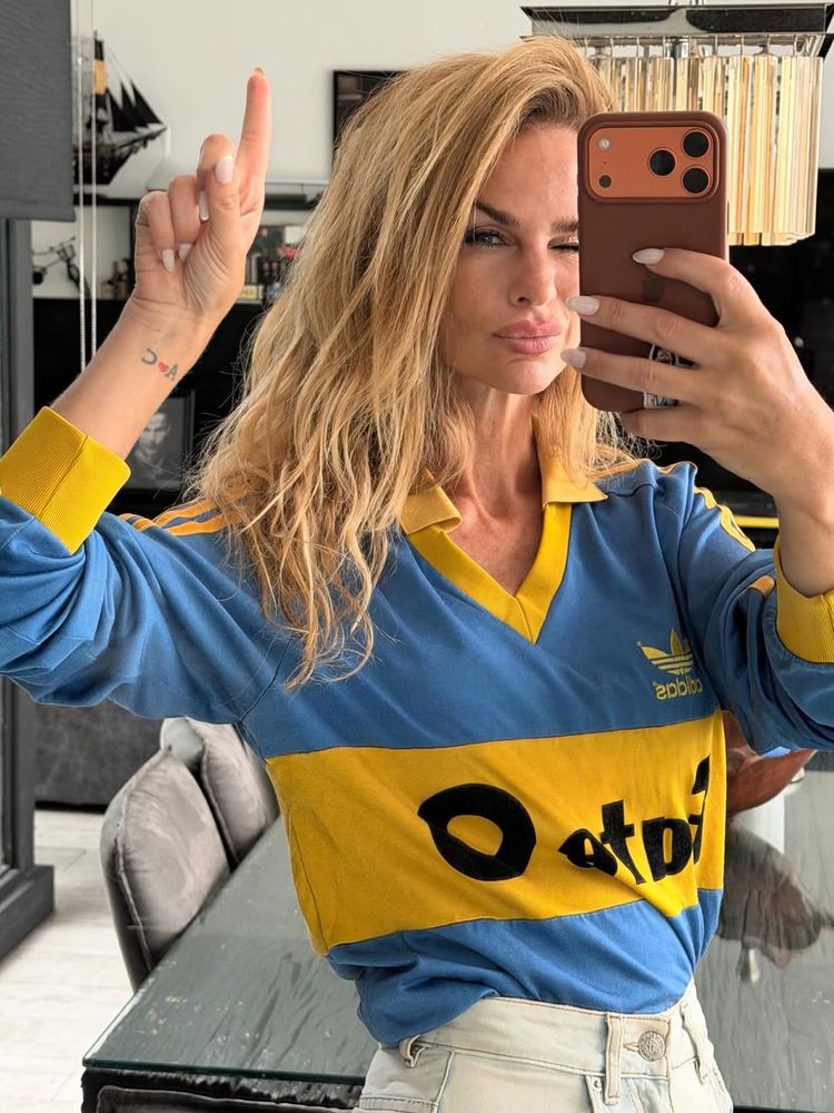 Sabrina Rojas eligió un estilo vintage inspirado en el club de sus amores y sorprendió Instagram