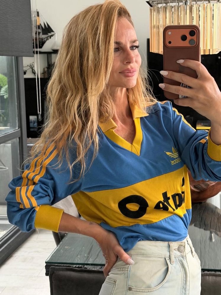 Sabrina Rojas eligió un estilo vintage inspirado en el club de sus amores y sorprendió Instagram