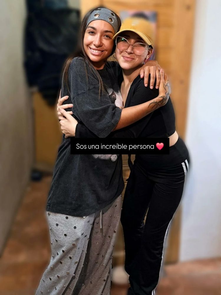 El conmovedor gesto de María Becerra: visitó de sorpresa a una fan con cáncer y le pagó el tratamiento