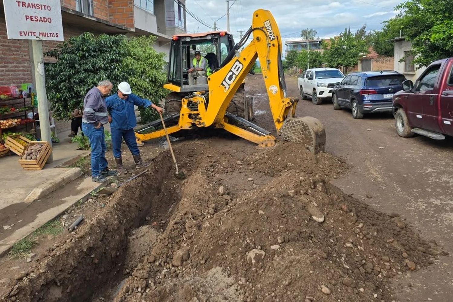 El presidente del directorio de Agua Potable y Saneamiento de Jujuy, Juan Carlos García, sigue el desarrollo de la obra en Pampa Blanca desde el inicio de los trabajos.