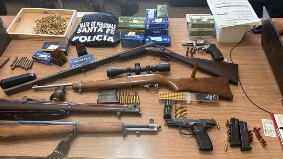 Dos detenidos con un arsenal en allanamientos por prostitución y abuso sexual en Casilda
