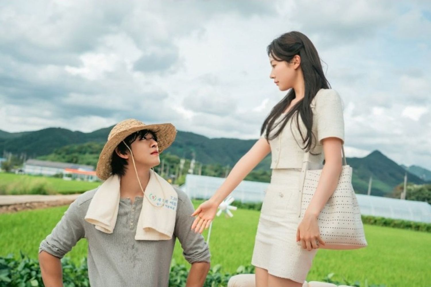 El actor Ahn Hyo-seop regresa a la pantalla como un enigmático agricultor con un secreto corporativo.
