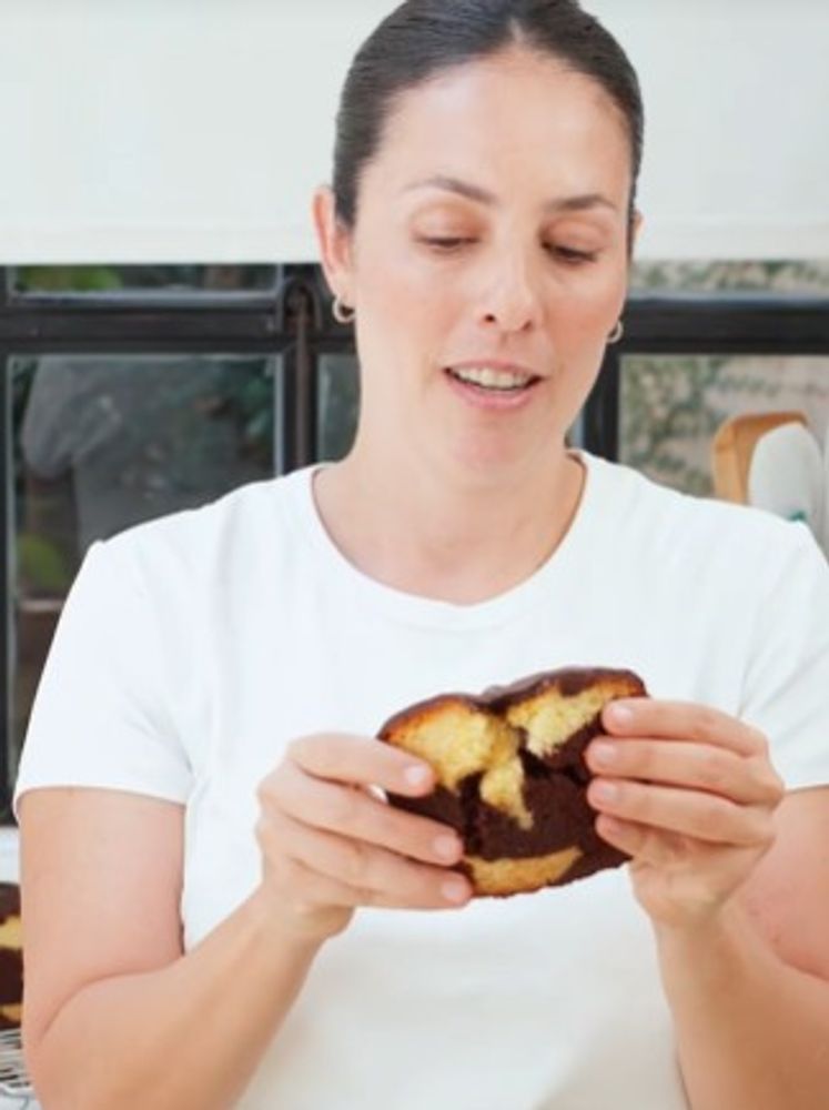 Cómo hacer un budín marmolado bañado en chocolate: el secreto de Estefi Colombo para que quede súper húmedo y esponjoso