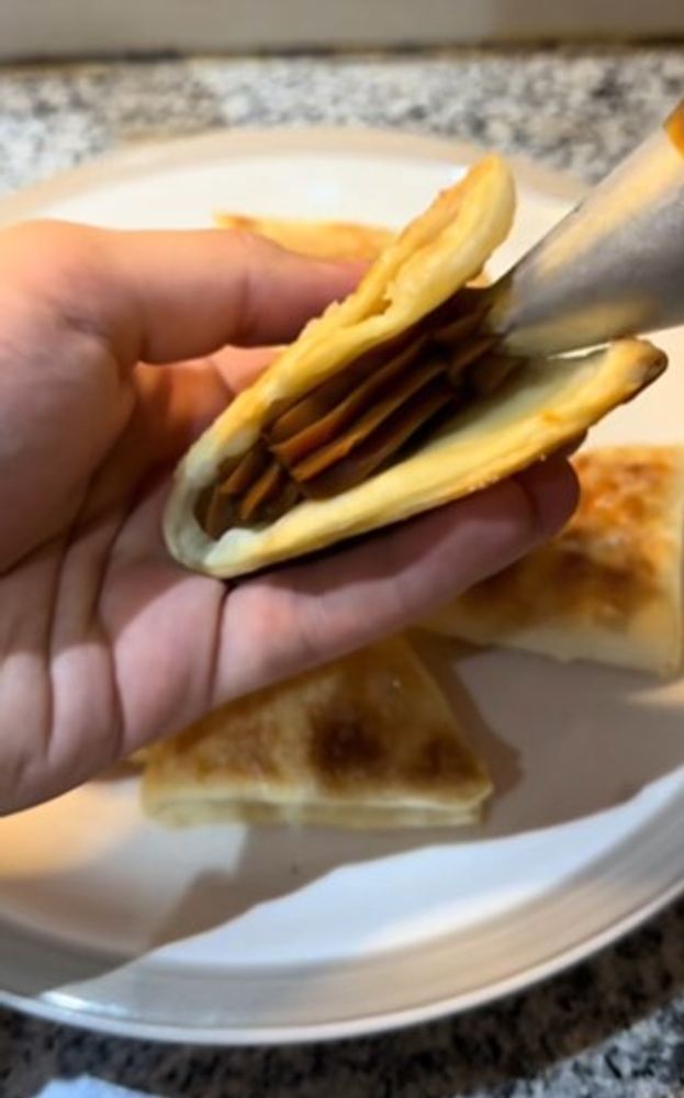 Facturas de dulce de leche con tapa de empanadas y listas en 15 minutos: la receta viral que es furor en TikTok