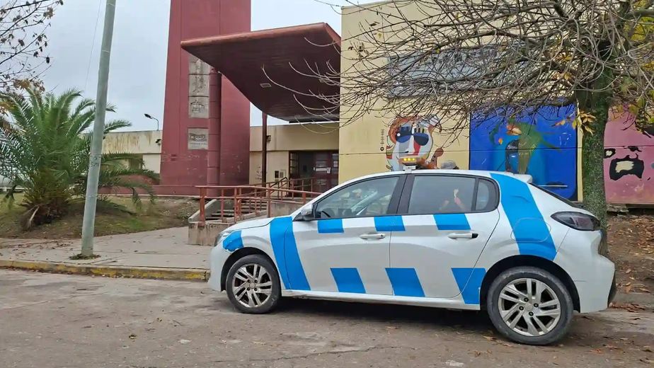 Refuerzan controles en escuelas de Valle Hermoso tras una amenaza de tiroteo