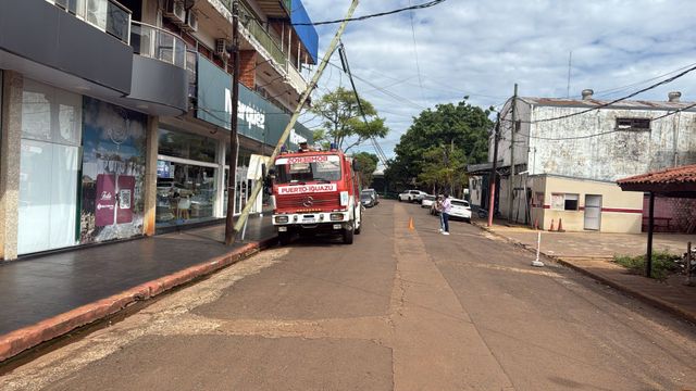 Iguazú: un camión derribó un poste sobre un móvil de Bomberos tras enganchar cables.