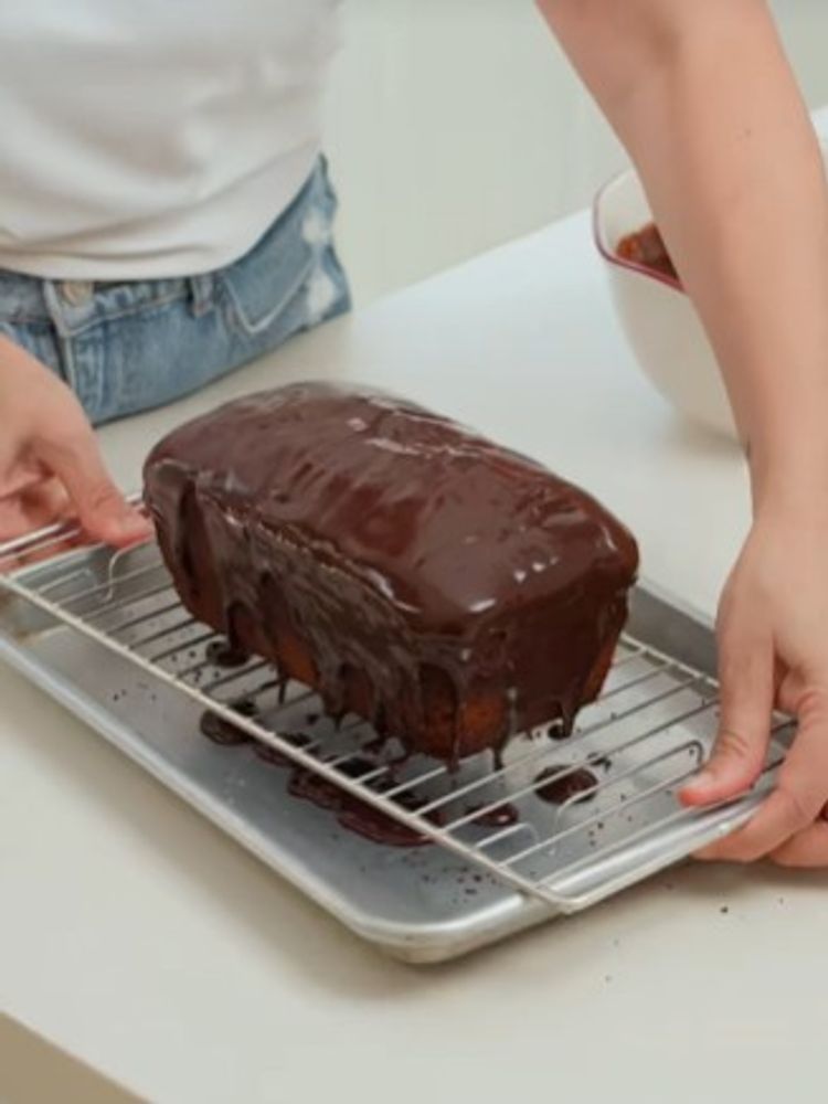 Cómo hacer un budín marmolado bañado en chocolate: el secreto de Estefi Colombo para que quede súper húmedo y esponjoso