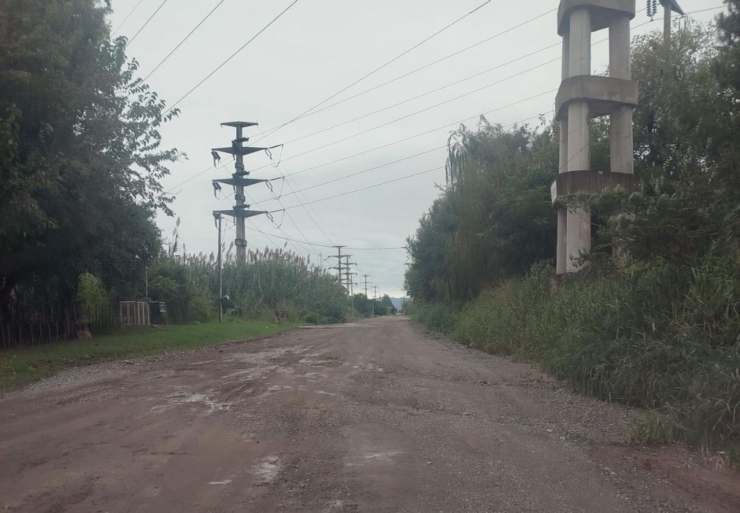 Vecinos de Villa Retiro de Horizonte II reclaman por la pavimentación del ingreso al barrio.