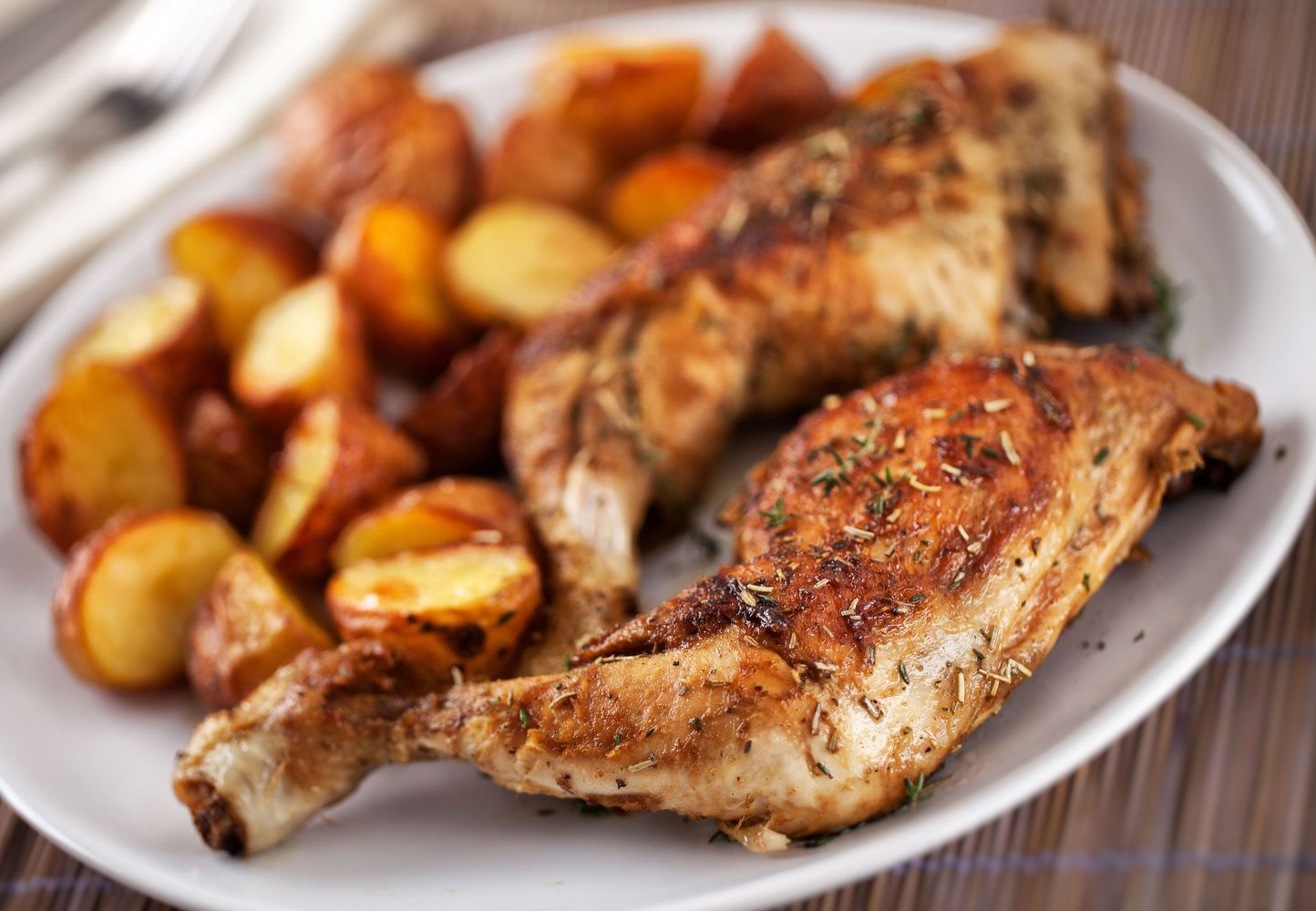 Pollo al horno con papas.