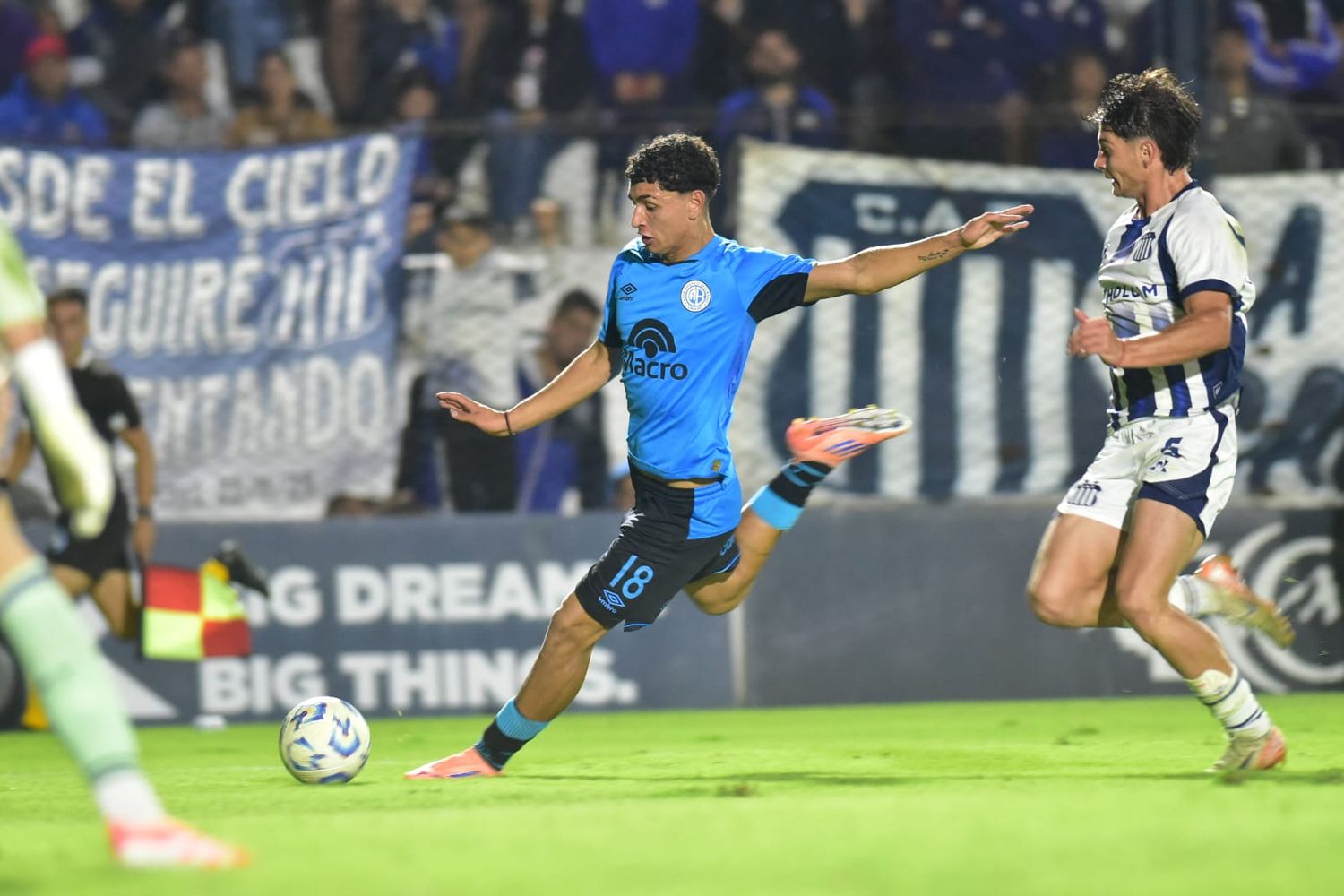 El potente Marcos Ortíz entró en el Talleres-Belgrano y desequilibró.