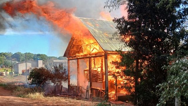 Voraz incendio destruyó por completo una vivienda en San Antonio.