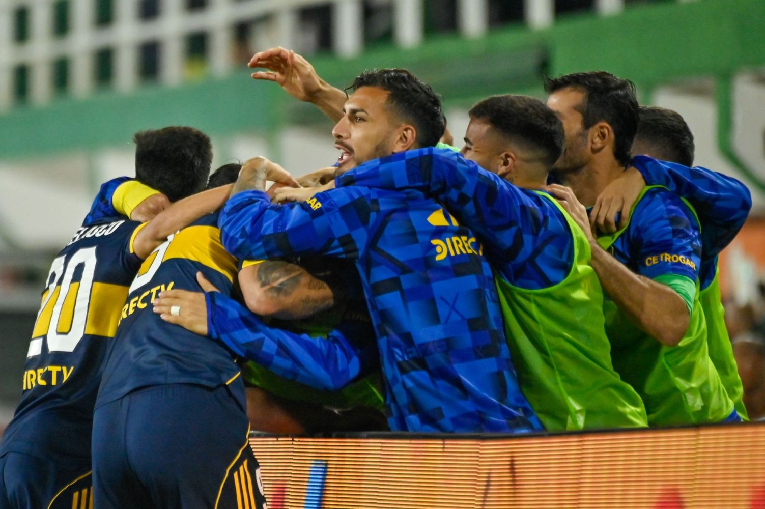 Boca no para. Es puntero y benefició a Talleres en la tabla.