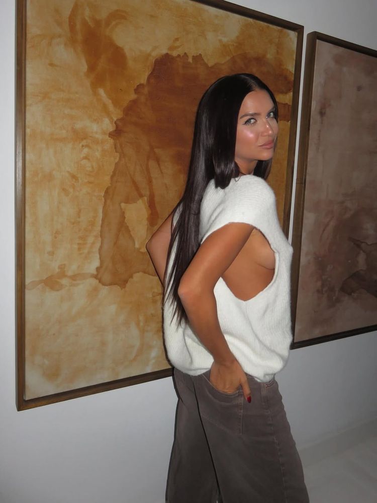 Jean tiro bajo y chaleco white: Zaira Nara marcó tendencia con el look urbano de la temporada otoño