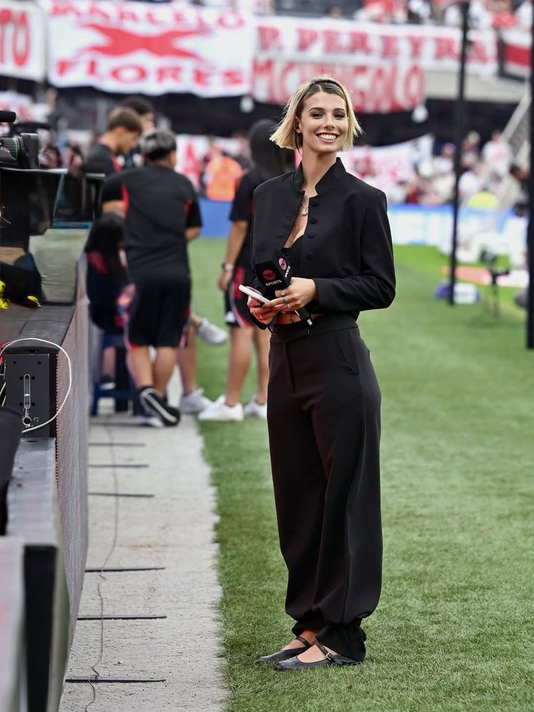 Desde el Monumental, Sara Sklate dio cátedra de estilo con el look total black protagonista del otoño