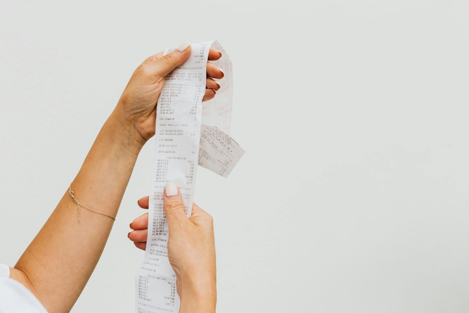 Ni velas ni sahumerios: el ritual con tickets para atraer abundancia al hogar