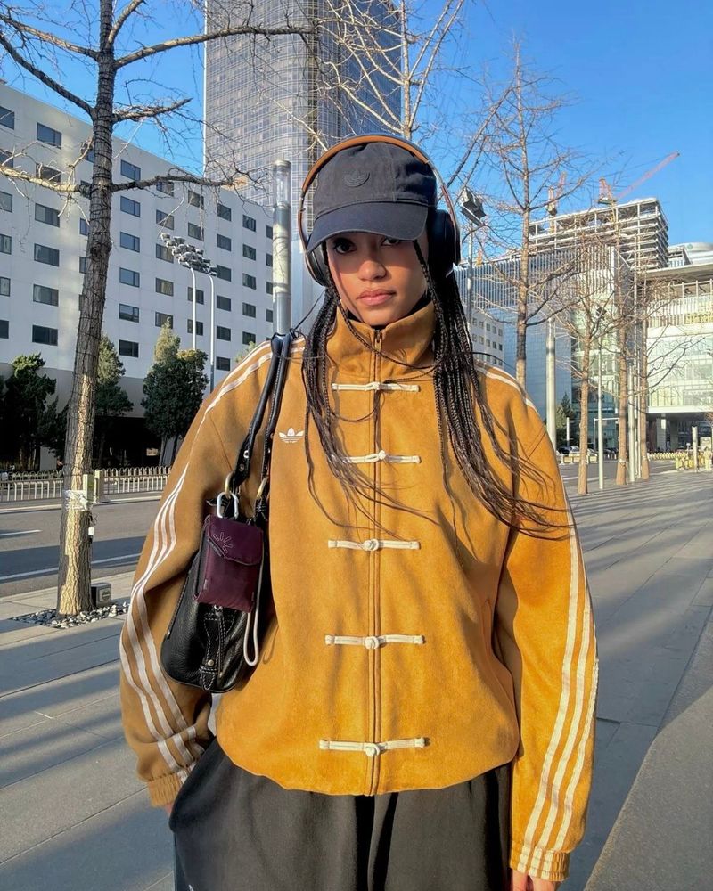 La Tang Jacket de adidas redefine el invierno 2026 con una mezcla de tradición y streetwear.
