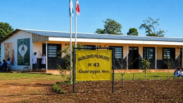 Refuerzan la seguridad en escuelas de Montecarlo por amenazas de tiroteo.