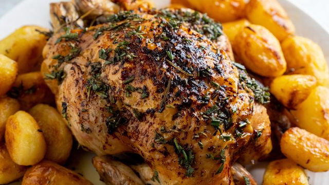 La receta infalible de Doña Petrona para un pollo al horno con papas.