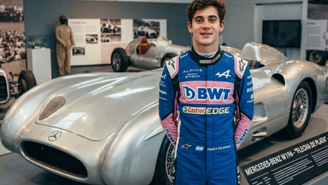 Colapinto y la "Flecha de Plata" de Fangio. (Imagen creada con IA)