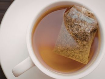 El peligro oculto detrás de la bolsita de té: la advertencia de los expertos sobre los microplásticos