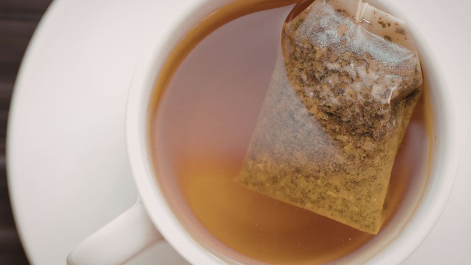 El peligro oculto detrás de la bolsita de té: la advertencia de los expertos sobre los microplásticos