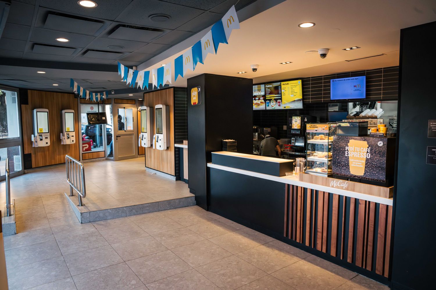 McDonald's renovó su local de Plaza España en Córdoba.
