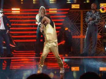 La Mona Jiménez sorprendió con un look dorado en "Es mi sueño" y protagonizó un cruce con Joaquín Levinton