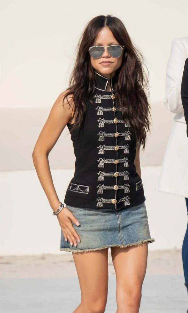 Jenna Ortega apareció con una versión de esta campera en forma de chaleco.